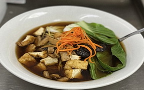 Kinesisk grøntsagssuppe med tofu