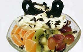 Blandede friske frugter med 
hjemmelavet creme