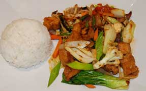 Wokret med grønt-
sager og tofu i rød karry