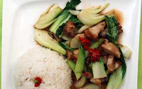 Stegte små ribbensteg og pak choi i østerssauce