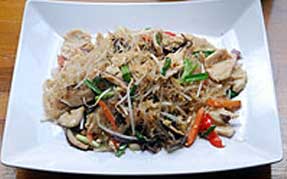Bún tàu xào trứng thịt gà