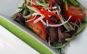 Oksekødssalat i fiskesauce