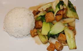 Wokret med stegt 
tofu og pak choi i 
østerssauce