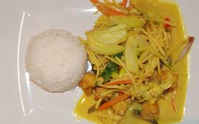 Wokret med grøntsag-
er og tofu i gul karry