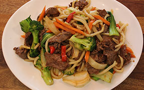 Wokret med oksekød og runde nudler