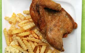 1/2 grillstegt kylling 
og pommes frites