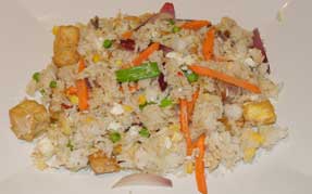 Wokret med tofu, æg 
og stegte ris